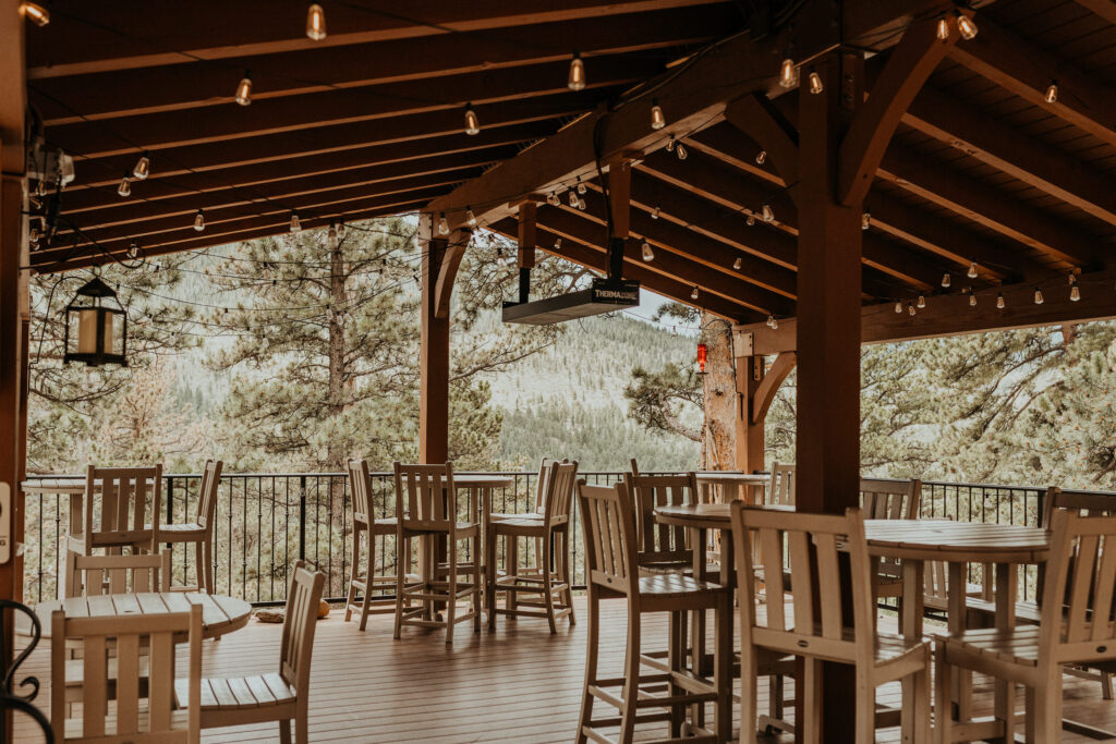 Della Terra Mountain Chateau covered outdoor bar area